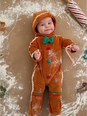 My little gingerbread man! 🤎🎄 #fyp #christmastiktok #babyboy #6months #halfayear #DIY #diyphotoshoot #christmaspictureideas #babyproduct #gingerbreadphotoshoot #gingerbreadcostume #babyphotoshoot 