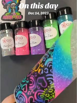 #onthisday we were making an ombré v-split that turned out amazing! Along with the exclusive Mr Reep anxie-tea decal. #alanasgiftshop #vinyldecalsdecals #tutorialtime #patternvinyl #tumblersoftiktok #geauxglitterco #craftingtiktok 