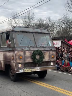 Best parade ever #almostfamous #leipersfork #cousineddie 