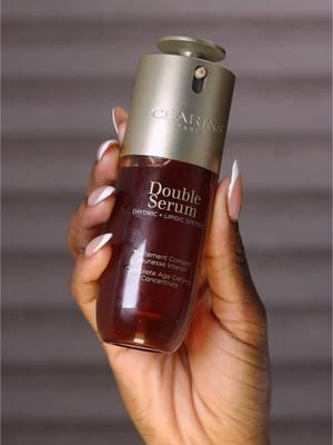 Let me tell you how I keep my glow all year round! My fave @Clarins USA Double Serum keeps my skin looking so radiant and plump and it's perfect for any season & skin type! #ClarinsPartner #DoubleSerum #clarinslipoil AD