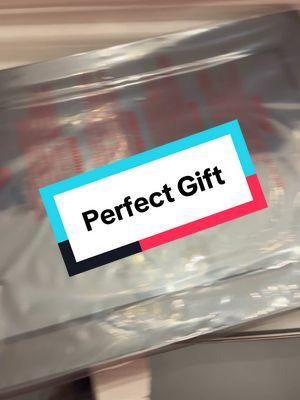 Perfect gift for any friend or family member. What a great way to share photos with people you love using a digital picture frame. #giftforall #greatgiftideas #digitalpictureframe #photofun #holidayhaul #giftsforgrandparents 