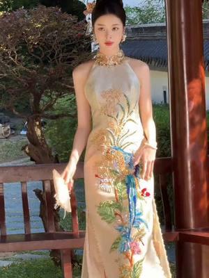 Sleeveless, high end wedding long Qipao Credit to xiaohongshu:@ 9417874051 #qipao #foryoupage #qipaodress #foryou #qipaobeauty #cheongsamgirls #cheongsamdress #fyp #cheongsam #highend #highenddresses #weddingdress 