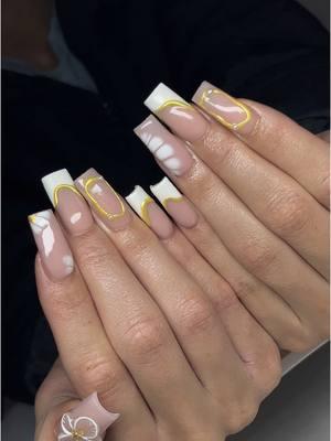 Don’t know original design artist 🔥🔥🔥 #fyp #nailart #nails #acrylicnails #whiteandgold 