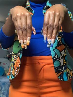 I love that they are two different colors #pressonnails #pressons #pressonnailbusiness #fashion #outfitinspo #oufitoftheday #styling #stylingideas #orange #blue #thrifted 