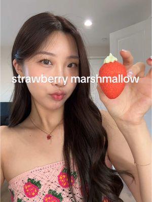 finally homeee 🍓 #strawberrymarshmallow #marshmallowmukbang #chewingsounds #candyreview #자이언트딸기마시멜로 #마시멜로먹방 