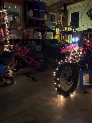 #surron#surronchristmas #christmas#fyp#christmaslights@🦆ThatBasicTTR110🦆 #steez#lightbee#ultrabedietbike#dirtbikelife#dirtbike #shred#ebike#goviral