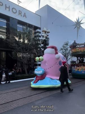 they hired security for gary lol. LA is such an unserious place. I’m gonna need my boy sponge to make an appearance asap 🧽🍍 #thegrove #losangeles #spongebobsquarepants #spongebob25 