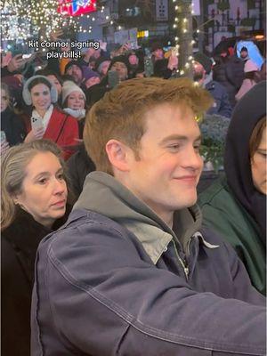 kit connor signing playbills after romeo + juliet!  #kitconnor #rachelzegler #romeoandjuliet #heartstopper #hungergamesballadofsongbirdsandsnakes #westsidestory #broadway #play #nyc #circleinthesquare 