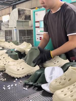 #factorylife #shoes #jinjiangboteleeshoescoltd #Manufacturing #B2B #clogshoes #slidesandals #slidesandalsforwomen #Footwear #chinesefootswearmanufacturer #sandals 