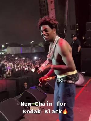 @Kill Bill gets his new chain while headlining #rollingloud !! #gld #gldgang #kodakblack 