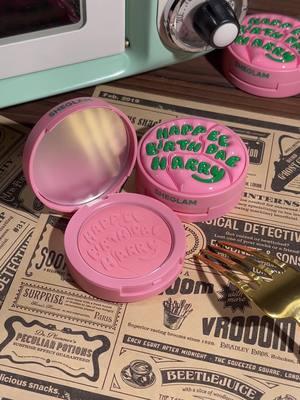 That's the sound of glam, fresh from the oven 🛎️🎂 Build your sweetest blush look with our new Happee Birthdae Harry Blush, inspired by a certain special cake for the Boy Who Lived 💛 This blush features buildable coverage for a natural flush and a mirror for touch ups on the go 💼(ID:49036930) #blushpalette#blushtutorial#colorfulpalettes#viralblush#creamblush#howtoblush#harrypotterobsessed#harrypotteraddict#sheglam#sheglamnewcollection#makeupset#sheglamharrypotter#sheglamcruetlyfree#sheglamblush