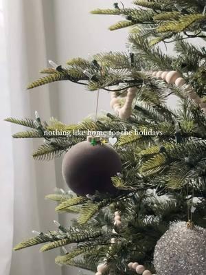 And being a professsional homebody means I get to enjoy it even more… 🤭 #christmasdecor #neutralchristmasdecor #simplehome #minimalchristmasdecor #neutralhomedecor #apartmentdecor 