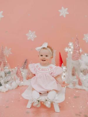 I like PINK 🤪💕 #dayinmylife #photographer #smashcake #pinkchristmas #firstbirthdayideas #christmastree 