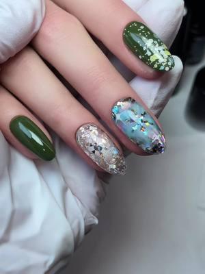 Make Christmas manicure with snowflake sequins Click the link in the bio to shop #yokefellow #nails #nailart #manicure💅 #nailinspo #nailtutorial #christmas2024 #christmasnail #naildesign 