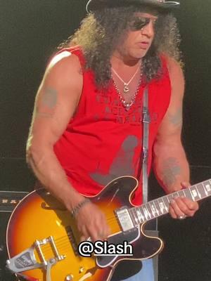 🤘Rock on Slash🤘 #slash #gunsnroses #guitartok #guitarist #guitarplayer #fyp #fy #concerts #live #unplugged #uncut #legend #rocknroll #paradisecity #songs #axlrose #duffmckagan #rockband @Guns N’ Roses 