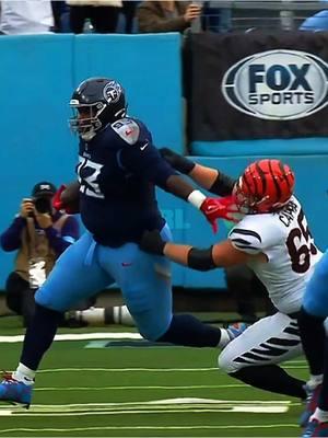 BIG MAN STRIP AND STIFF ARM 🤯 #trlclips #trl #bigman #tvondresweat #titans #tennesseetitans #nfl #football #stiffarm #joeburrow