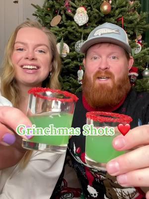 Only 3 ingredients to make this orange flavored shot inspired by THE GRINCH! ❤️💚 #drink #drinkrecipe #christmasdrink #thegrinch #Recipe #christmascocktails #grinch #grinchdrink #christmas #shots 