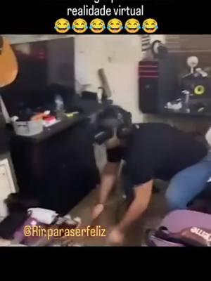 What do u think is he warching loo … Siga nossa página: @rir.paraserfeliz 😂😂😂😂😂 #engraçado  #risos  #funnyvideos  #funnymemes  #funny  #gaming  #brasil  #rirparaserfeliz  #jogos  #alegria  #feliz