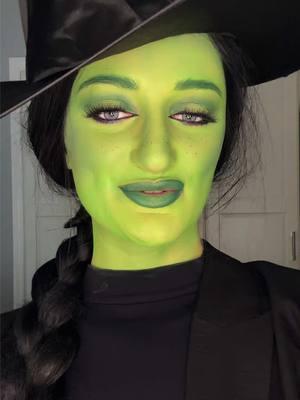 I’m stained green now.. totally worth it though! #wicked #glindaandelphaba #makeupchallenge #wickedmakeup 