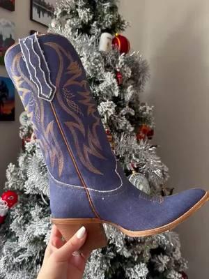 These boots take “𝑻𝒆𝒙𝒂𝒔 𝑻𝒖𝒙𝒆𝒅𝒐” to a whole new level 💙 #DenimStyle #Idyllwind #MirandaLambert #BootBarn #Boots #WesternFashion #WesternStyle #CowgirlBoots #CowboyBoots #CowgirlFashion #DenimBoots