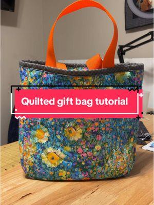 Quilted gift bag tutorial #thespoollist #quiltingismytherapy #quiltingtiktok #quiltersoftiktok #quilting #sewingtiktok #sewing #bagmaking #bagmakersoftiktok 