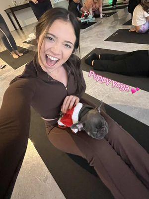 Highly recommend a holiday puppy yoga class  #puppyyoga #puppytiktok #girls #fyp #girlies #weekendactivities 