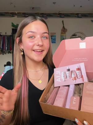 Thank you ilia ily!!! Stay tuned for all the pics 😁😁😁 #makeup #pr #haul #skincare #haircare #grwm #photoshoot #digicam #mascara #lashes #fullface #ilia #newmakeup #makeuphaul #prhaul 