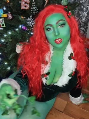 Got me thinin christmas 🎄🌿 #ivy #harlivy #poisonivycosplay #cosplayer #christmas #christmascosplay #poisonivy 