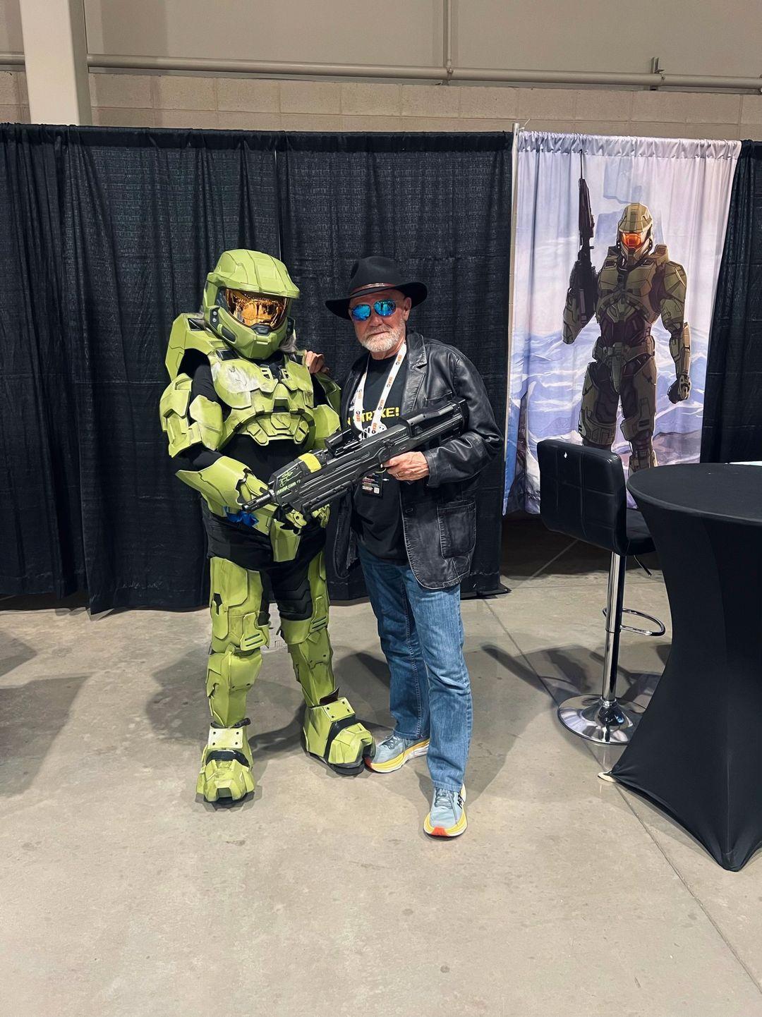 Mission Accomplished! This was my second time Meeting Steve Downes! I wanted to wear Chief one laat time before I move on to other projects! 🖤 It was good to see old friends at Anime 405 #kawaii #anime #halocosplay #masterchief #masterchiefcollection #odst #odstcosplay #sonic3 #shadowthehedgehog #videogame