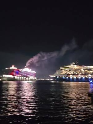 Hoy en el muelle de San Juan un fiestón navideño de botes y musica en todos lados.  #oldsanjuan #viejosanjuan #sanjuan #puertorico #navidad