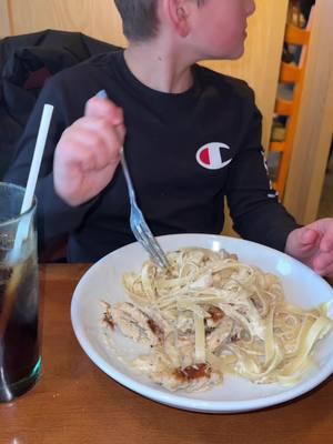 #fypシ゚viral #fyp #foryoupage #chaldean #iraqicheck #assyrian #olivegarden #alfredo #chickenalfredopasta #italianfood #italy #olivegardenbreadsticks #mugbang 