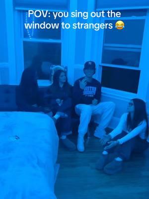 they sang back 😂😂 #boston #jinglebellrock #strangers #singing #michaelbublé #college #window #franksinatra #belting #berklee #barstool 