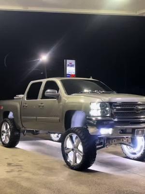 Sideways #fyp #foryou #foryoupage #chevy #liftedtrucks #frostbite #truckmeet #trucktok #silverado #chevysilverado #newbody #26s #6s #6sn7s #bubbatruck🌾 #bigtrucks #nc #northcarolina #viral #famous #trucks 