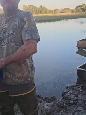 #crawfishfarmer #louisianacrawfish #louisianafarmer #cajunlife #hardwork #applesnails #eel #crazycajun #country #louisiana #cowisland 