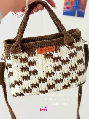 Crochet a handheld shoulder bag.#crochet #crochettutorial #crochetbag #handbag #shoulderbag #bag 