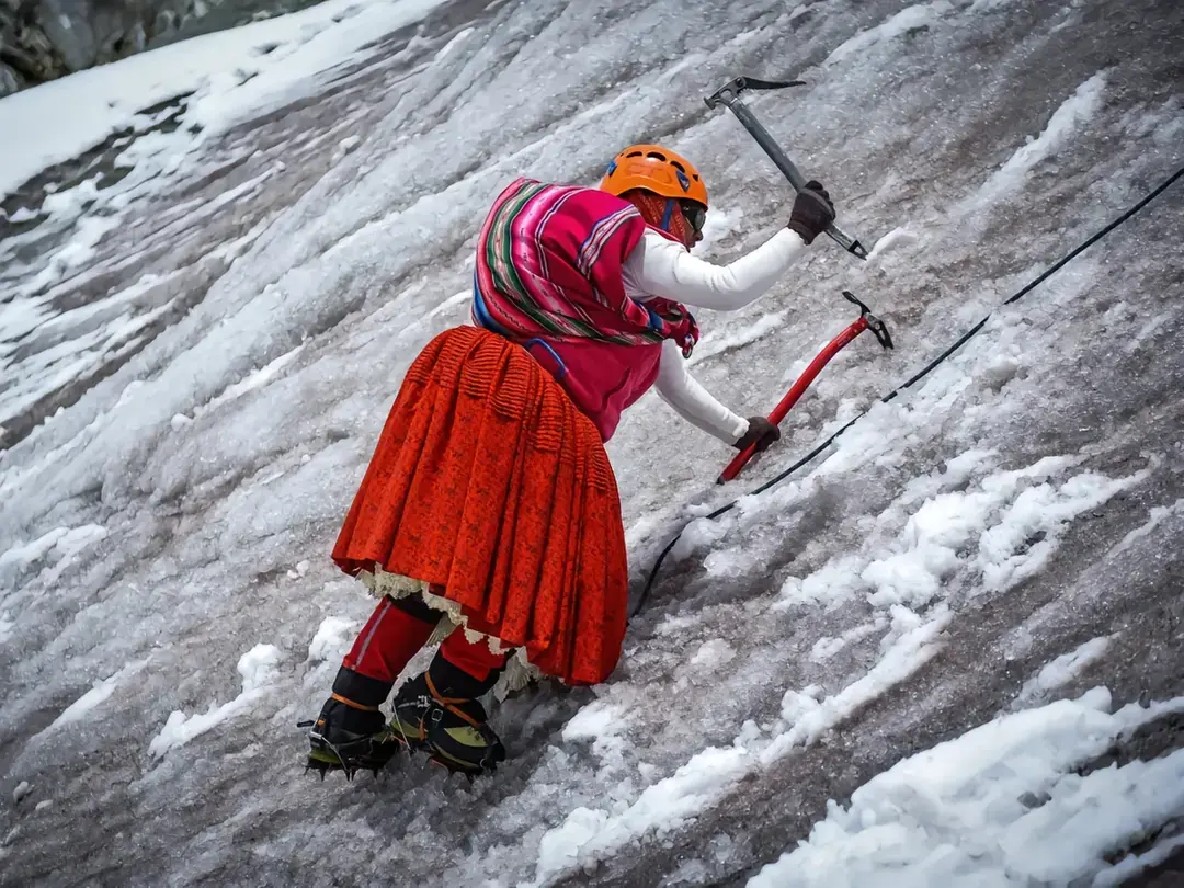 “Bolivia’s Cholita Climbers Set Their Sights on Everest”#Gorpcore #Nature #OutdoorFashion #gorpcoreaesthetic #MountainHiking #ExploreMountains #HikingAdventure #EpicTrails 