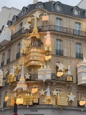 Fashion Houses Holiday Decor #winterinparis #christmaslights #fashionhouses #holidaydecor 