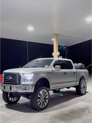 This look never gets old 🔥 . . . #fyp #trucks #clean #squatted #6s #ford #lifted 