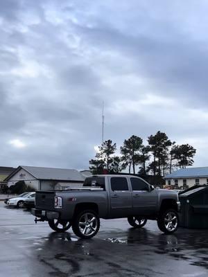 What unc doing #fyp #foryou #foryoupage #chevy #frostbite #liftedtrucks #truckmeet #trucktok #silverado #chevysilverado #newbody #26s #6s #6sn7s #bubbatruck🌾 #bigtrucks #nc #northcarolina #viral #famous 