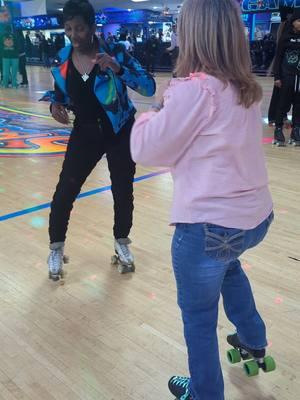 @Cindy Martin Howard @SparklesOfSmyrna with Tee #patinar #rollerskating #skatelove #skatersoftiktok #skateparty #skatelife #skatertok #imsn #skate 