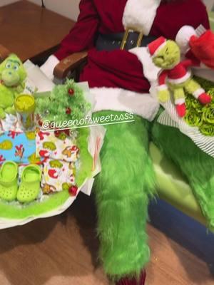 Grinch-Mas 💚🎄   • • • • • #fyp #foryoupage #viral #foryou #diaperbouquet #bouquet #itsaboy #grinch #grinchmas #babyboy #babyshower #pushgift #pampers #christmasbouquet #christmas #crocs #rosebouquet 