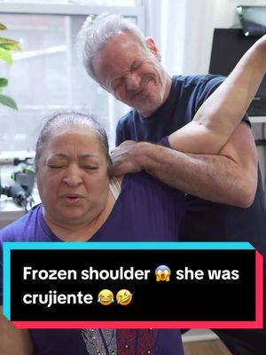 Lado bueno, no problemo! 🤣 Dr. Doug adjusts this sweet patient dealing with a severe frozen shoulder—and they even dance after! 💃✨  . . . #chiropractor #FrozenShoulderRelief #Chiropractic #FeelGoodAdjustments #frozenshoulder #dolordehombro 