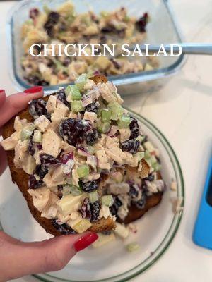 I loveeeee a good chicken salad 😭🤩 #fyp #chickensalad #salad #rotisseriechicken #lunchideas #lunch #cooklunchwithme #lunchidea #cookwithme #easylunch #daveskillerbreadofficial 