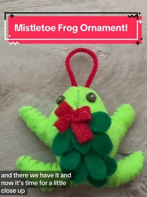 🐸🎄💋 #frogs #toads #amphibians #frogtok #winter #christmas #holiday #holidays #holidayseason #plants #mistletoe #ornaments #christmastree #sewing #crafting #plushies #handmade #handsewn 