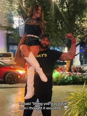 found the biggest man downtown so this single girl could join the trend @BodyMarKfitness 😂🤍💪🏾 #sabrinacarpenter #sabrinacarpentermusic #slimpickins #jackedandkind #strongman #westpalmbeach #westpalm #wpb #floridacheck #floridagirl 