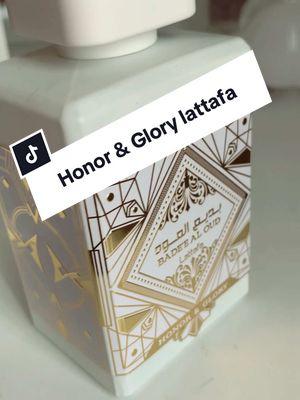 Honor & Glory de Lattafa Perfumes es una fragancia para mujeres y hombres Notas de Salida: Piña y Creme Brulee Notas medias: canela, benjuí, cúrcuma y pimienta negra Notas de Fondo: Vainilla, Cachemira, Sándalo y Musgo Fragancia de larga duración. Huele delicioso 🫶💕😍#fyp #tiktoshop #paratimujer♡ #paratihombre #lattafaperfume #fraganciasunisex👩🏻👨🏻 #fraganciasarabes 