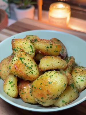 Crispy crunchy roast potatoes 🫶🏼 Perfect Christmas side 🎄✨ #roastpotatoes #roastedpotatoes #sidedish #potatorecipe #christmasrecipe #holidayrecipe #carbsarelife