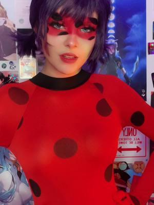 who am i gonna see at holmat next week?? 🎄❤️ gonna post my lineup next #miraculousladybug #marinettedupaingcheng #miraculousladybugcosplay #chatnoircosplay 