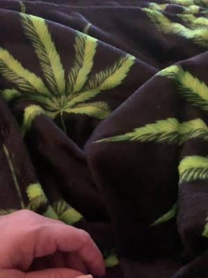 This blankets is soooooooooo soft great quality #420friendlymom #blanket #throwblankets 