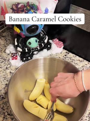 Banana caramel white chocolate chips cookies, a mouthful 😋 these didnt last long one of our favorites. #cookies #bananadessert #banana #dessert #baking 